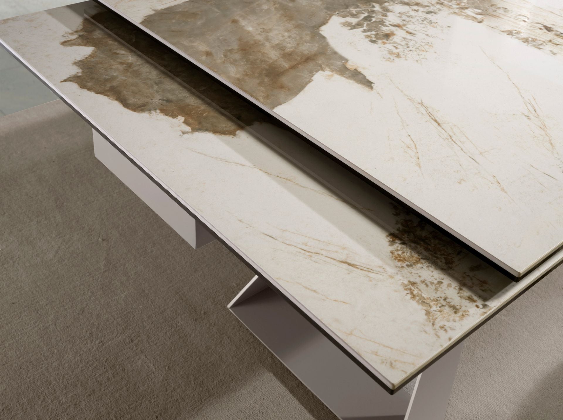 Tavolo da pranzo rettangolare allungabile in marmo porcellanato e acciaio grigio tortora