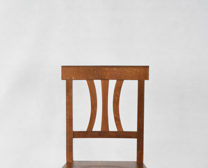 Sedia modello Artemisia Tommychairs, robusta struttura in legno di faggio color noce chiaro e seduta in legno