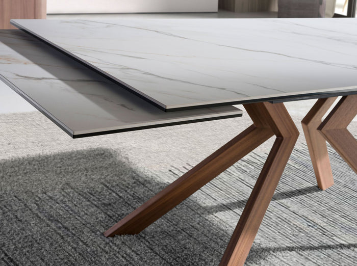 Tavolo da pranzo rettangolare allungabile in marmo porcellanato e acciaio effetto noce