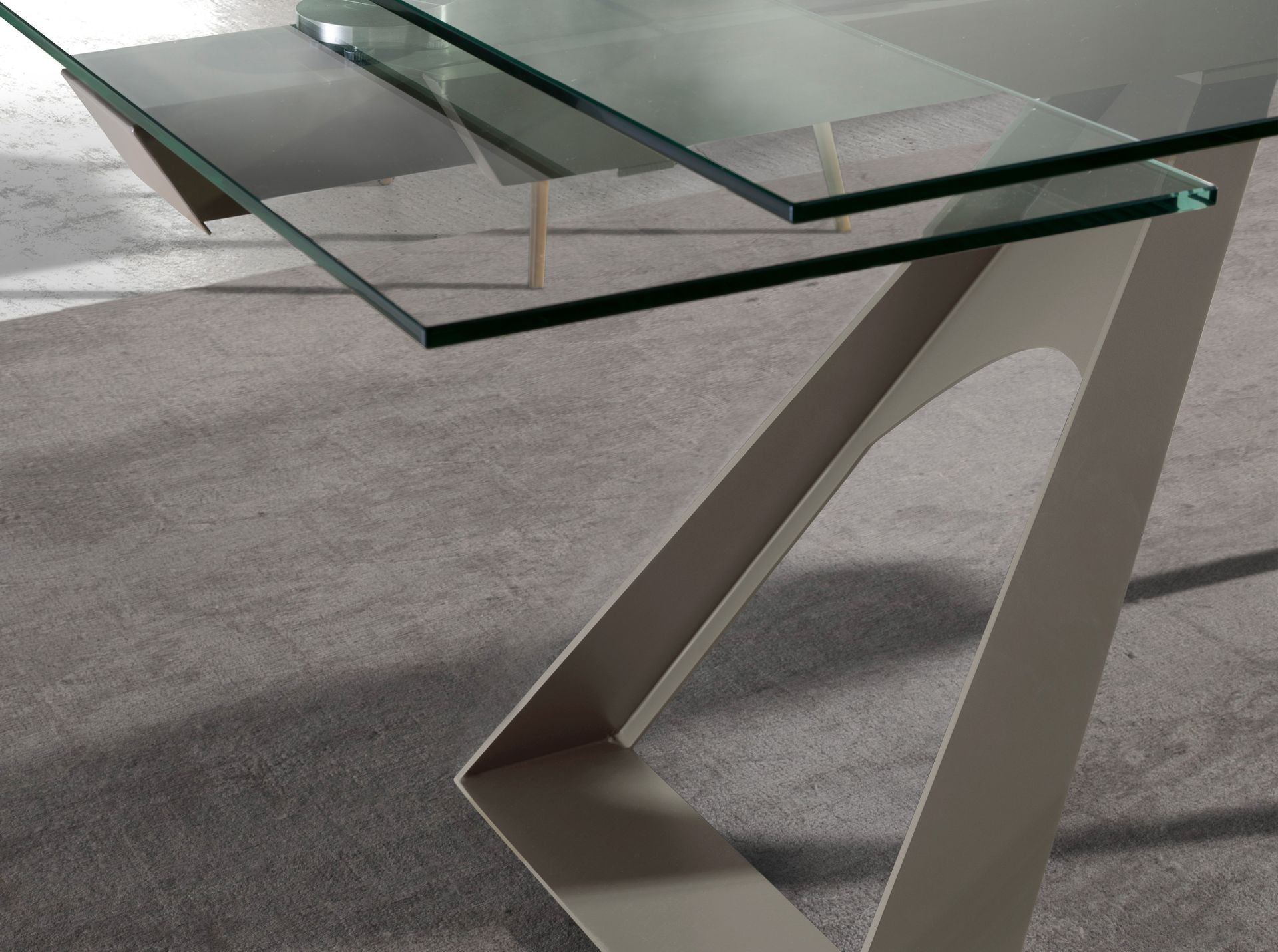 Tavolo da pranzo rettangolare allungabile in vetro temperato e acciaio grigio tortora