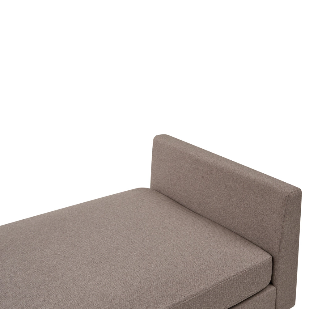 Chaise longue in tessuto tortora imbottita con cuscini gambe in acciaio in stile scandinavo