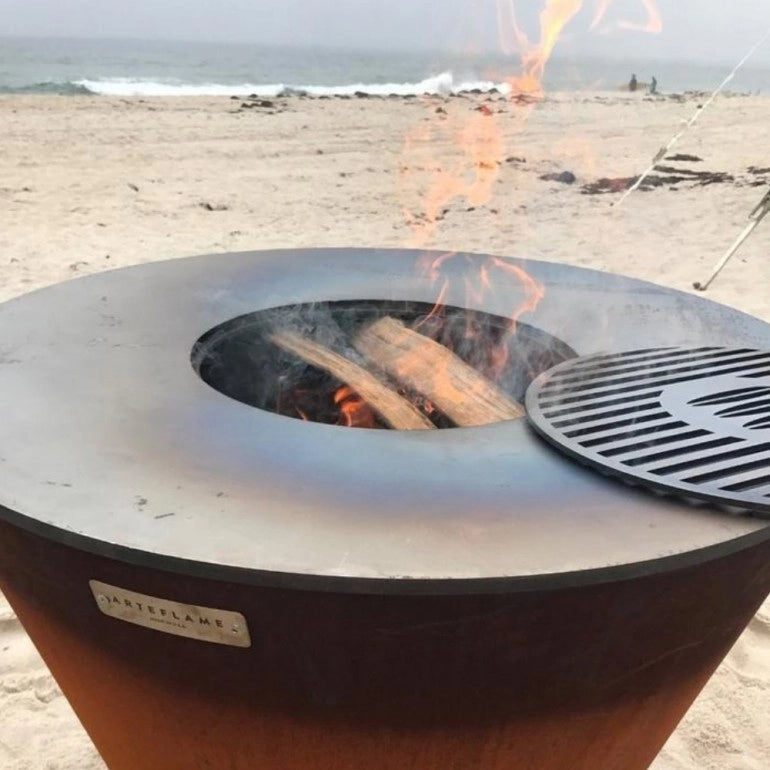 Arteflame One30 bbq e braciere in acciaio corten, con piastra di cottura in ghisa da 76 cm, altezza totale 79 cm