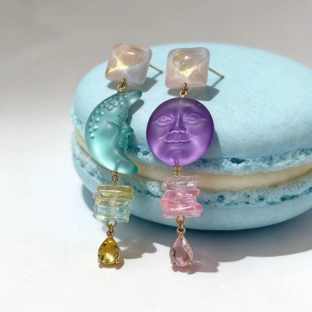 Orecchini dal design unico e sofisticato, che raffigurano le fasi lunari e solari: orecchini a lobo asimmetrici in argento con un tocco di viola.