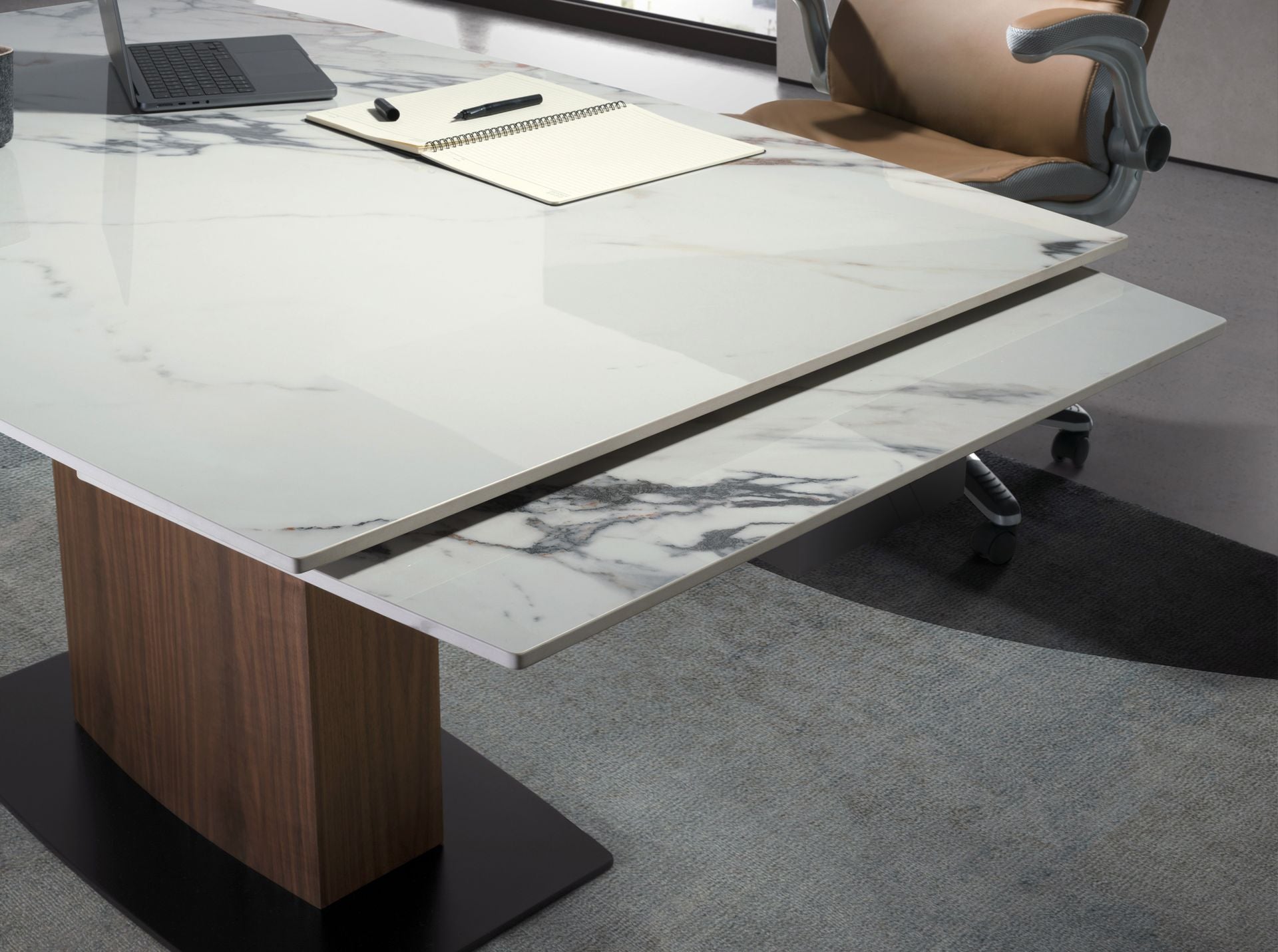 Tavolo da pranzo allungabile barile ovale marmo porcellanato e noce