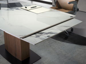 Tavolo da pranzo allungabile barile ovale marmo porcellanato e noce