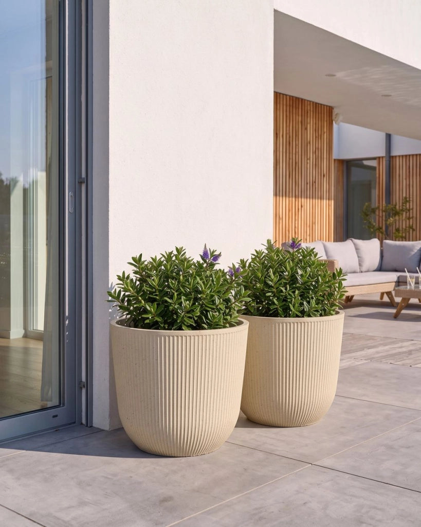 Set di 2 vasi da giardino grandi in materiale sintetico con effetto a coste per terrazzo, colore beige