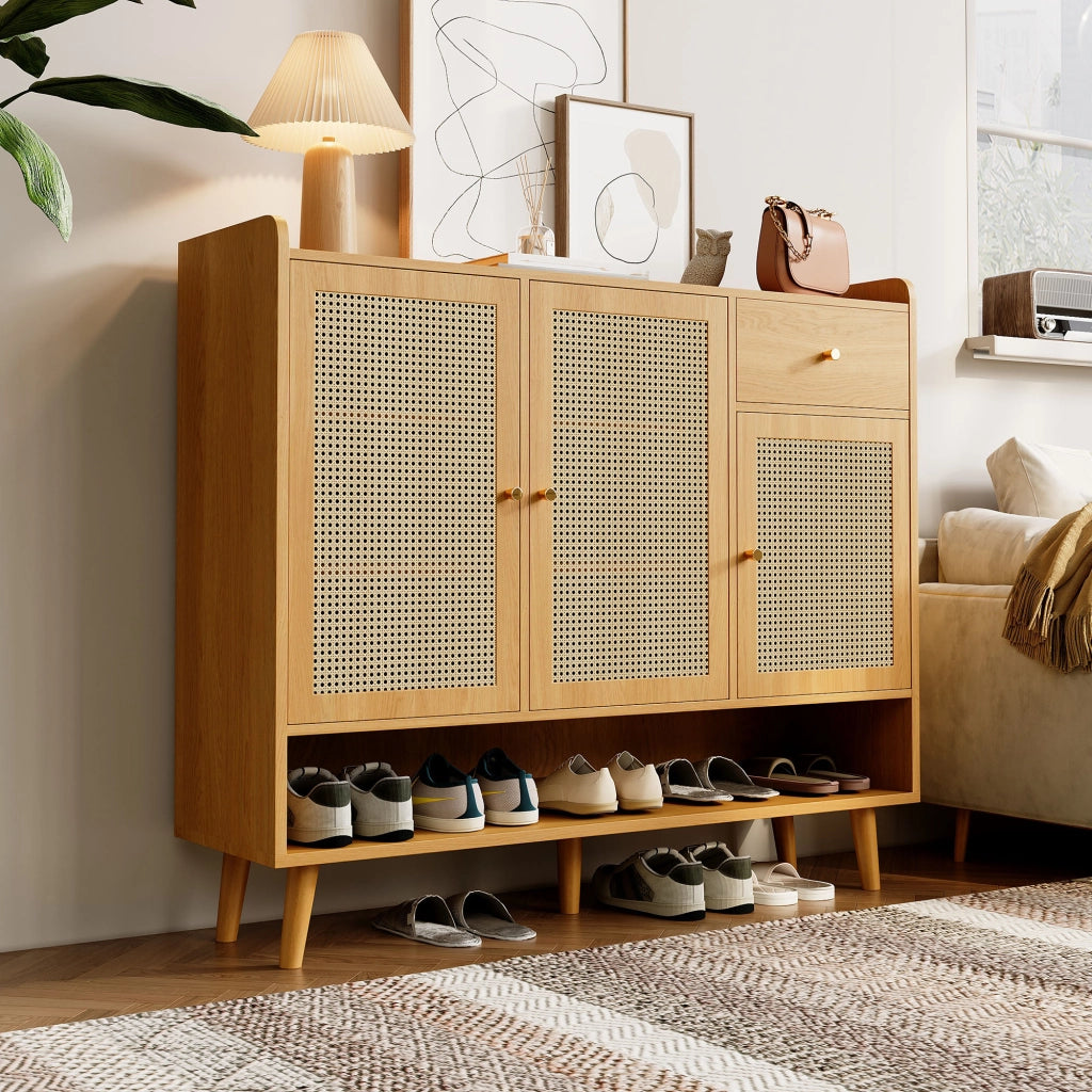 Mobile Scarpiera con 3 Ante e 1 Cassetto; Ripiani Multipli; in Rattan Naturale; in Pannello Truciolare; 120×35×106 cm; Naturale