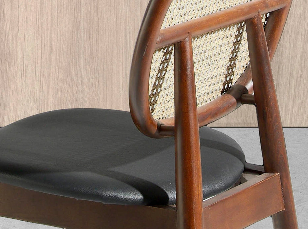 Sedia in rattan ed ecopelle nera