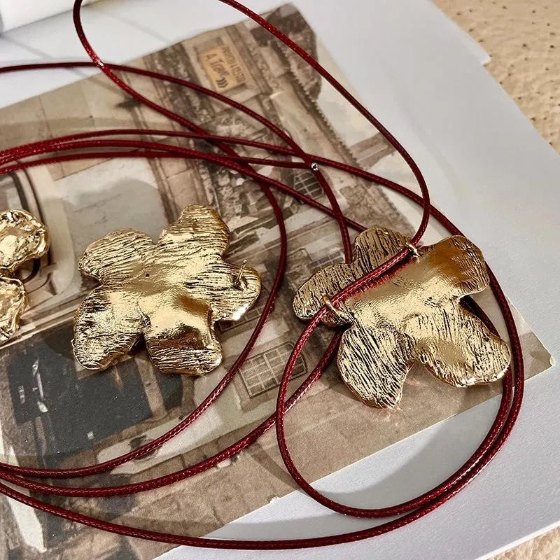 Collana e orecchini con ciondolo a fiore in oro fatti a mano e perle, regalo di Natale o compleanno.