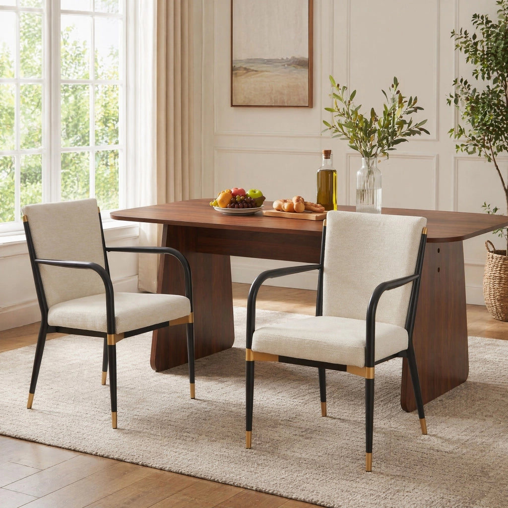 Set di 2 sedie da pranzo con braccioli; tessuto beige; struttura nera con dettagli dorati