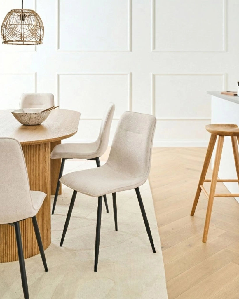 Set di 4 sedie da pranzo Tappezzeria in poliestere beige chiaro Gambe nere in ferro Sala da pranzo senza braccioli