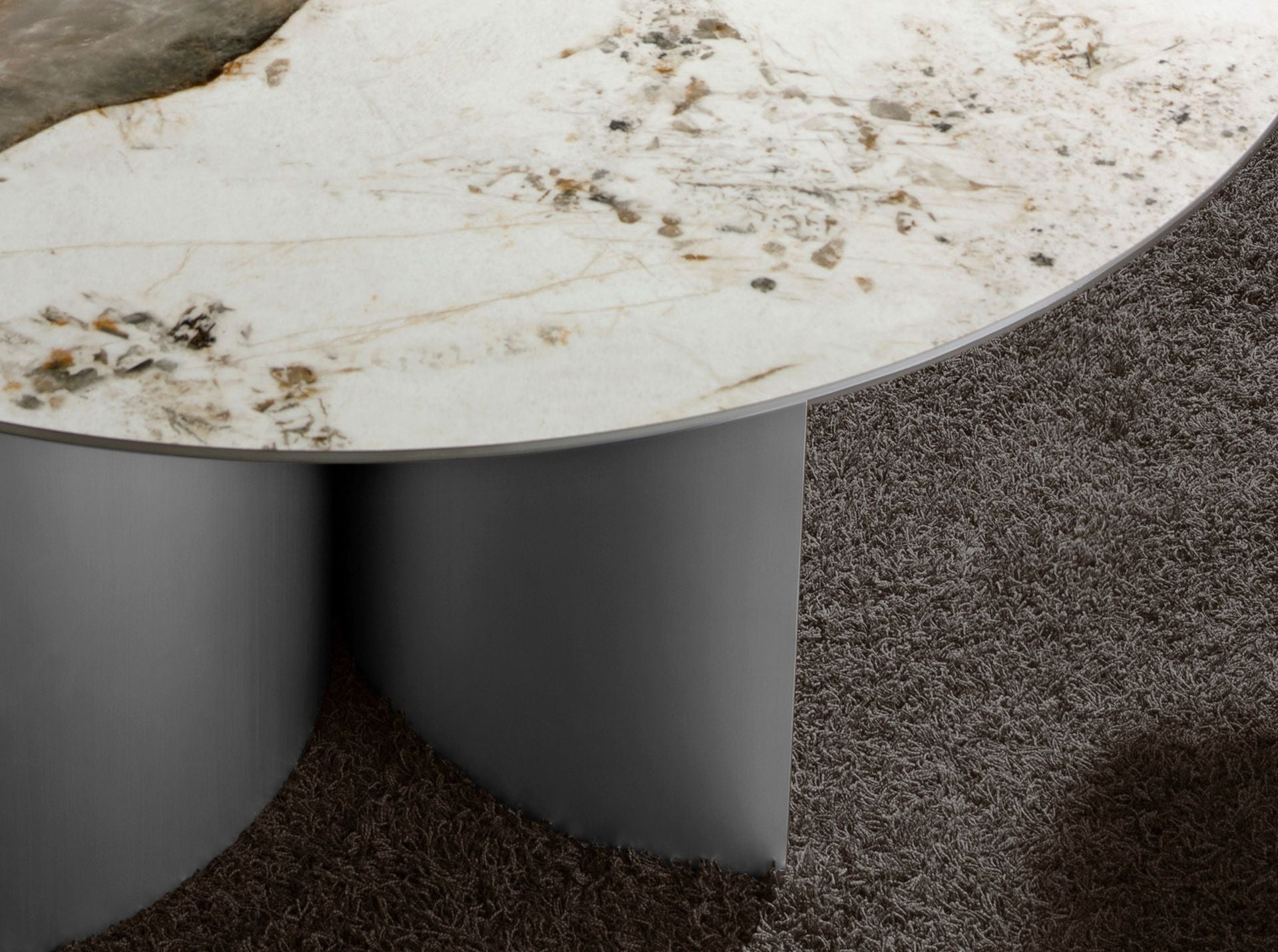 Tavolo da pranzo rotondo in marmo porcellanato, noce e legno argentato