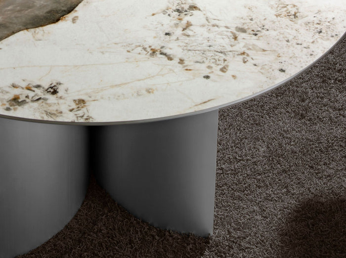 Tavolo da pranzo rotondo in marmo porcellanato, noce e legno argentato