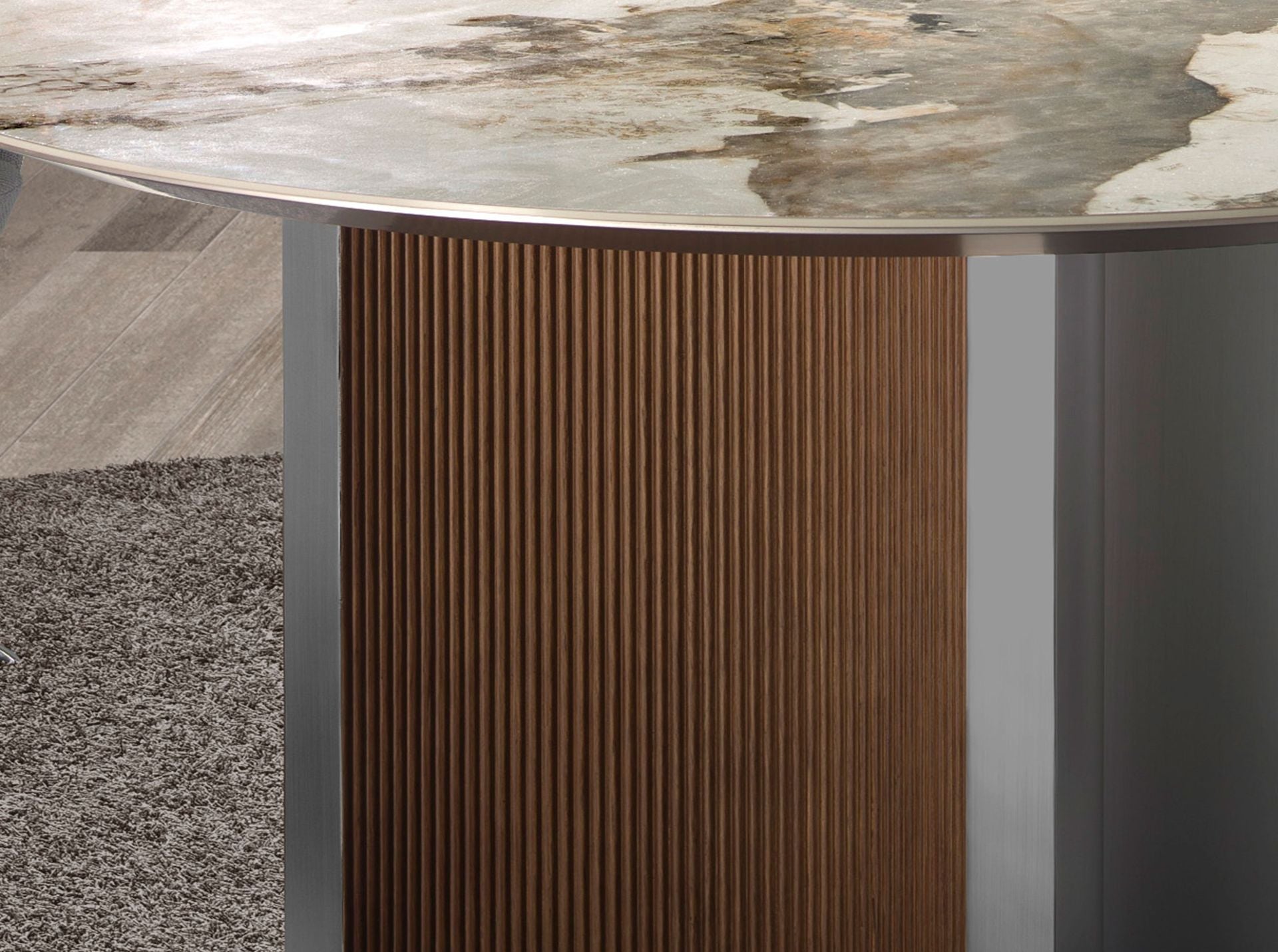 Tavolo da pranzo rotondo in marmo porcellanato, noce e legno argentato