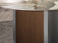 Tavolo da pranzo rotondo in marmo porcellanato, noce e legno argentato