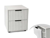 COMODINO IN LEGNO CON 2 CASSETTI STILE RIGATO E 2 MANIGLIE 40X30X45 CM COLORE BIANCO IN TRUCIOLARE E MELAMINICO
