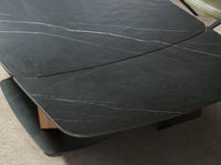 Tavolo da pranzo ovale allungabile con marmo porcellanato e fusto in noce