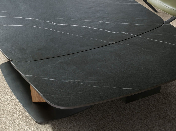 Tavolo da pranzo ovale allungabile con marmo porcellanato e fusto in noce