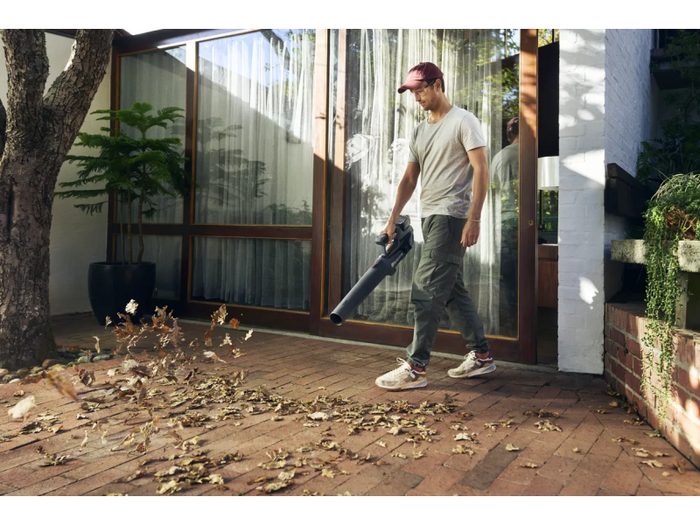 Soffiatore Husqvarna Aspire B8X-P4A con batteria 18V 4Ah e carica