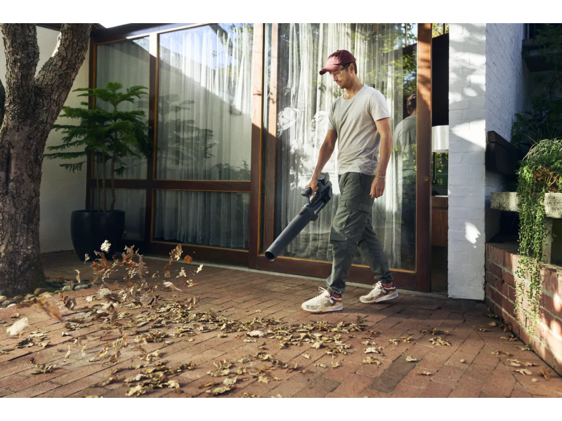 Soffiatore Husqvarna Aspire B8X-P4A con batteria 18V 4Ah e carica