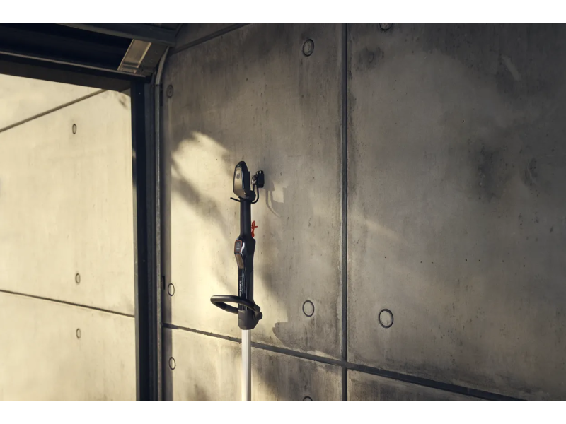 Tagliabordi a batteria Husqvarna Aspire T28-P4A con batteria 18V e carica