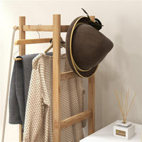 APPENDIABITI DA TERRA AUTOPORTANTE CON BARRA CENTRALE, 4 BARRE LATERALI, 2 GANCI E 2 RIPIANI, LEGNO E NERO