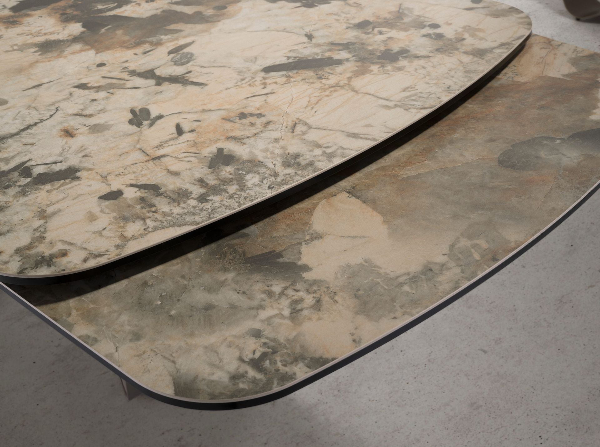 Tavolo da pranzo allungabile ovale a botte in marmo porcellanato e acciaio metallizzato taupe