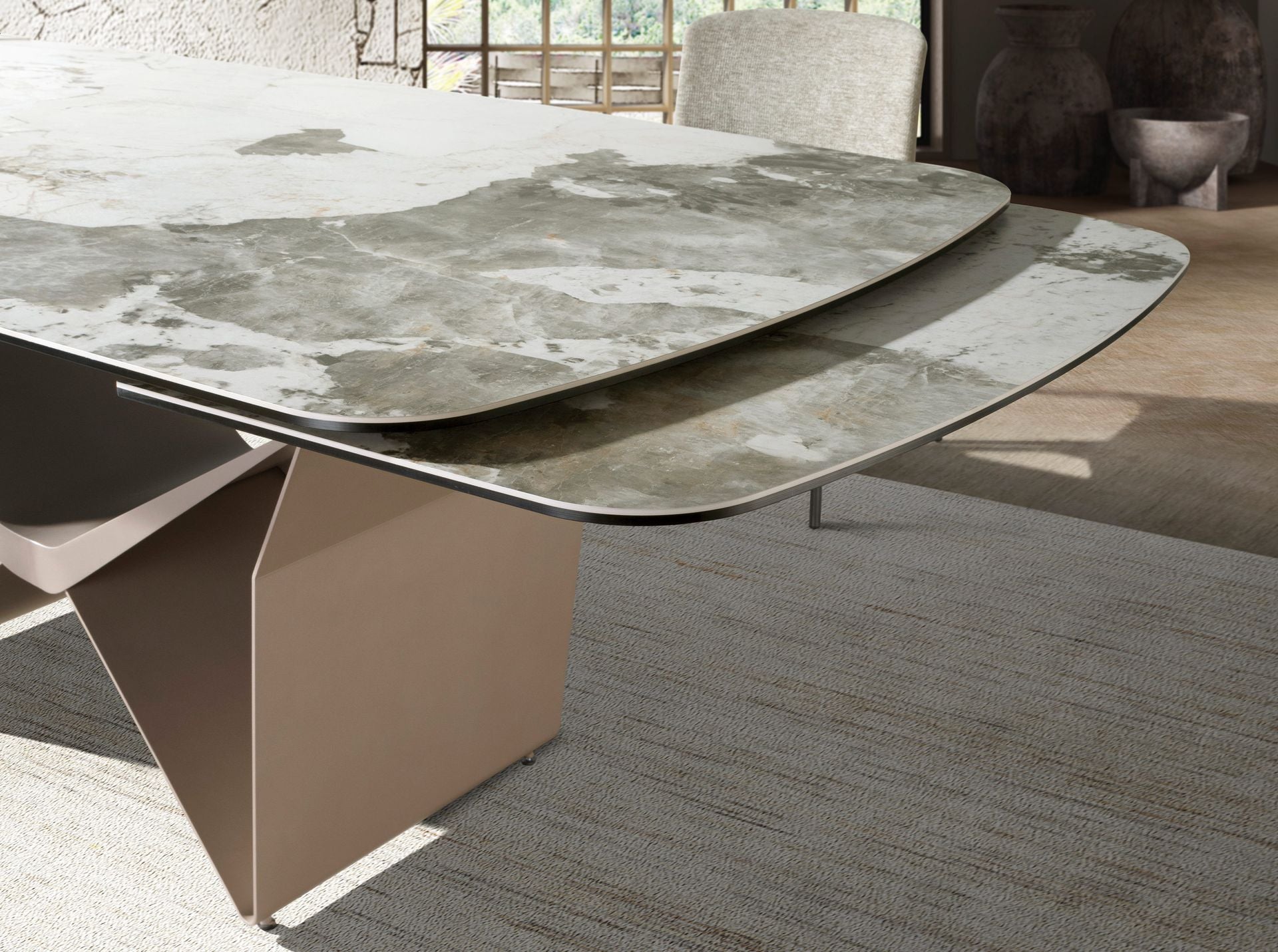 Tavolo da pranzo allungabile ovale a botte in marmo porcellanato e acciaio metallizzato taupe