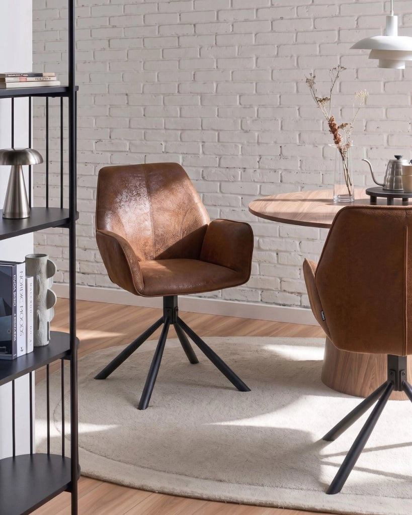 Set di 2 sedie da pranzo girevoli in ecopelle marrone con schienale alto in stile scandinavo