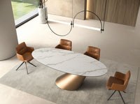 Tavolo da pranzo ovale con marmo porcellanato e fusto in acciaio color bronzo