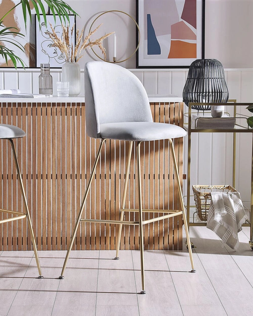 Set di 2 sedie da bar Rivestimento in velluto grigio Struttura in acciaio dorato Sedile con altezza del bancone Mobili per sala da pranzo