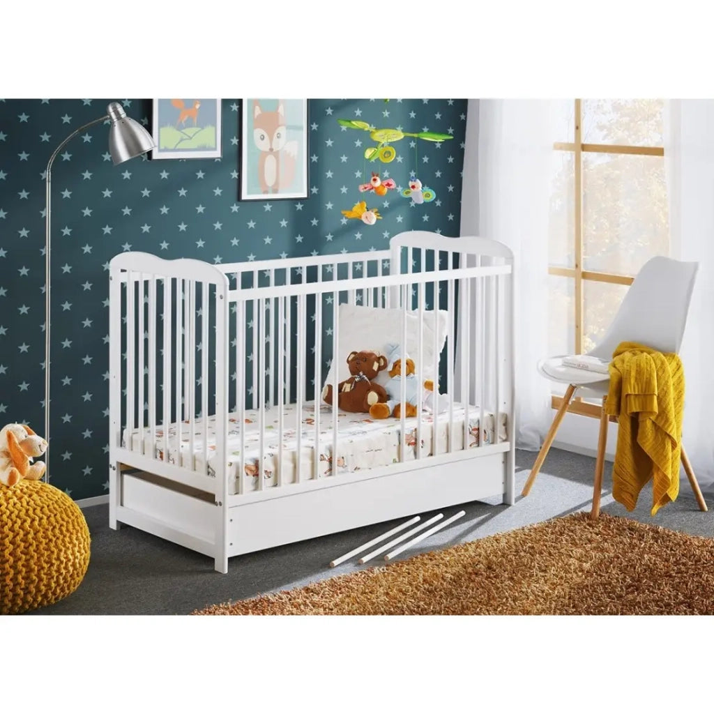 Lettino evolutivo per bambini con cassetto e materasso della collezione NOE, regolabile in altezza. Colore bianco opaco.