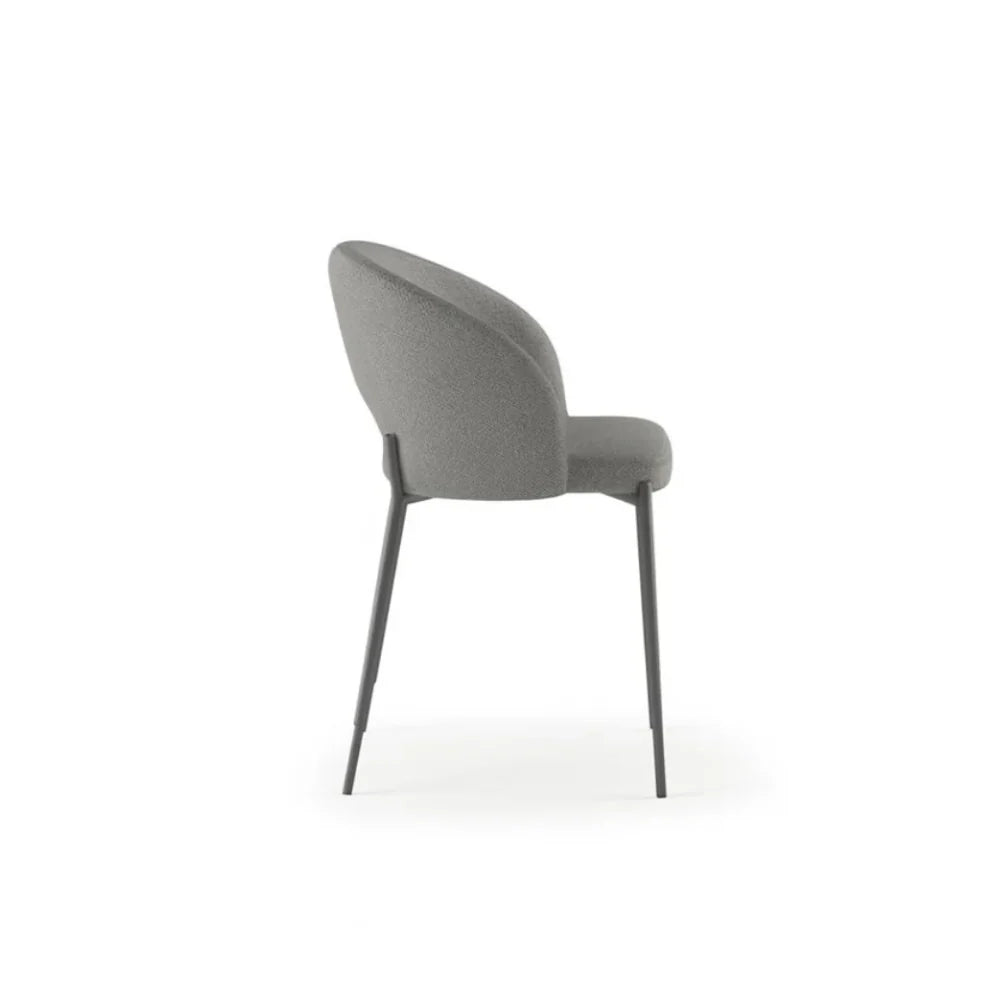 Set di 2 sedie da pranzo imbottite in tessuto grigio chiaro Siena con struttura in metallo facili da pulire | Duzzle