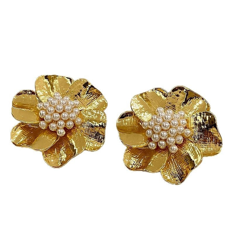Orecchini a fiore in metallo spazzolato con perle