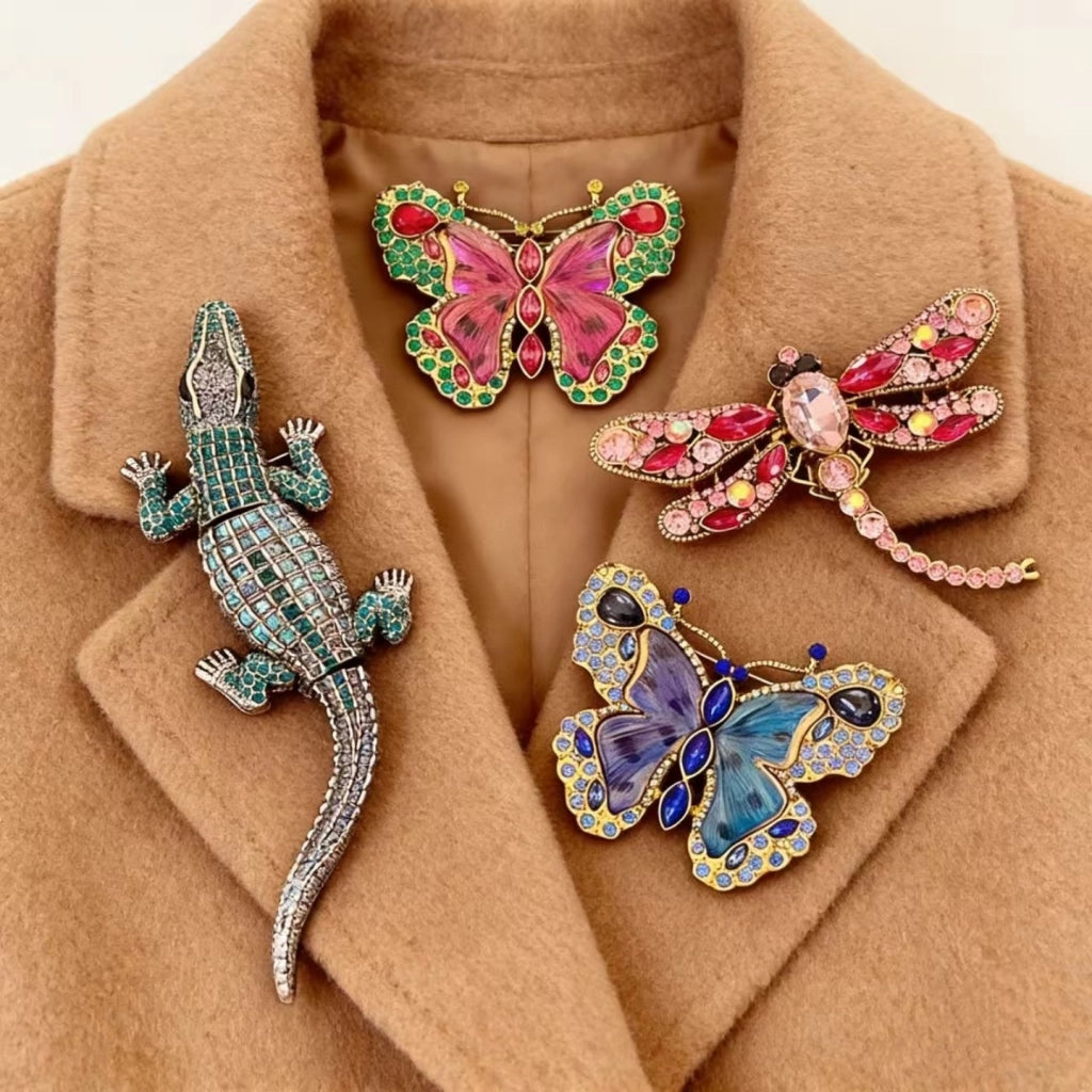 Spilla a forma di libellula e farfalla in cristallo con diamanti, di alta gamma, sottilmente lussuosa e dallo stile vintage.