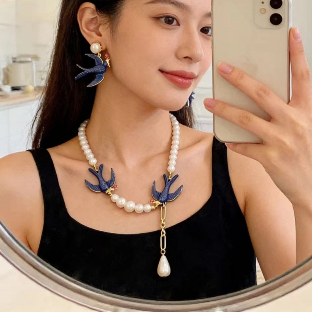 Collana con pendente di perle, catena per clavicola con perline a forma di rondine blu, set di orecchini vintage