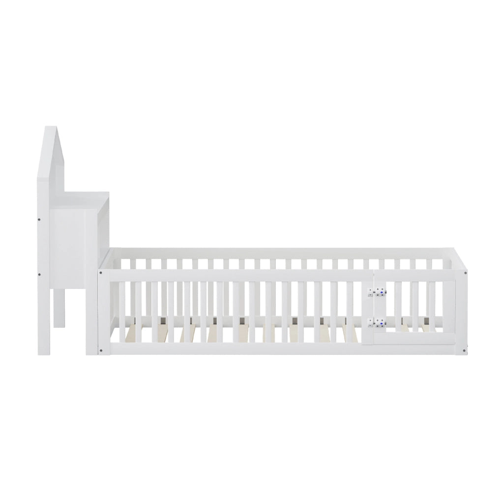 Letto a pavimento per bambini 140x200 in legno massello; bianco; con ripiani e porta