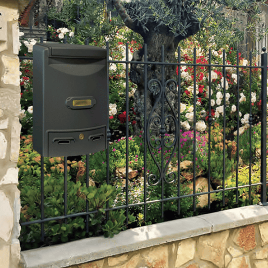 ALUBOX EUROPA MAXI Cassetta Postale Da Esterno 39X29X10 Cm Cassetta Posta In Alluminio Pressofuso Cassetta Lettere Completa Di Portanome Impermeabile Formato Rivista COLORE: NERO