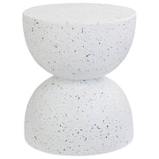 Tavolino d'accento bianco con effetto terrazzo in fibra di vetro MgO con piano rotondo a forma di clessidra resistente alle macchie UV, alla ruggine, all'acqua e al vento, moderno per il soggiorno all'aperto.