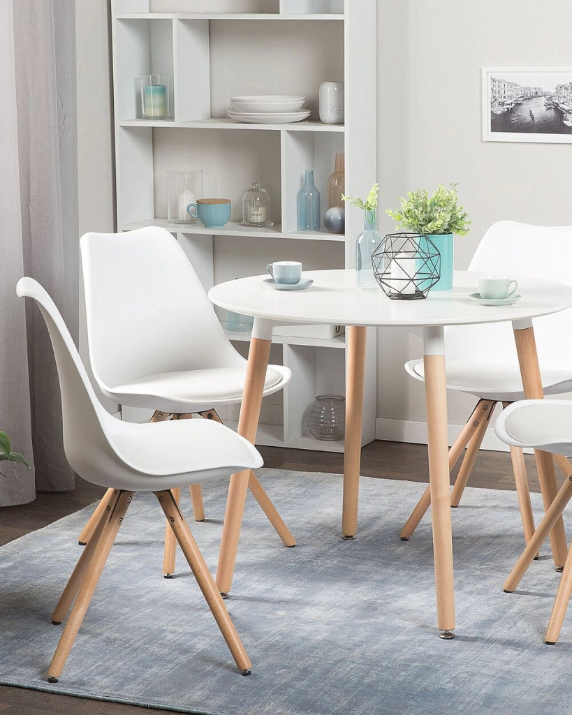 Set di 2 sedie da pranzo Sedile in ecopelle bianca Gambe in legno eleganti