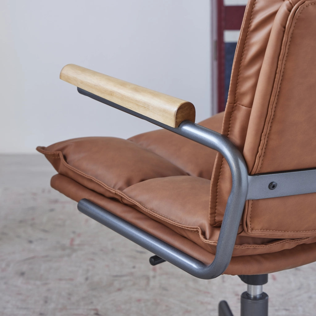Sedia da ufficio in pelle marrone, ergonomica, con altezza regolabile e rotazione 360°