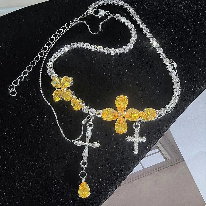 Collana con ciondolo a croce e fiore in zirconi gialli: gioiello fatto a mano con perline.