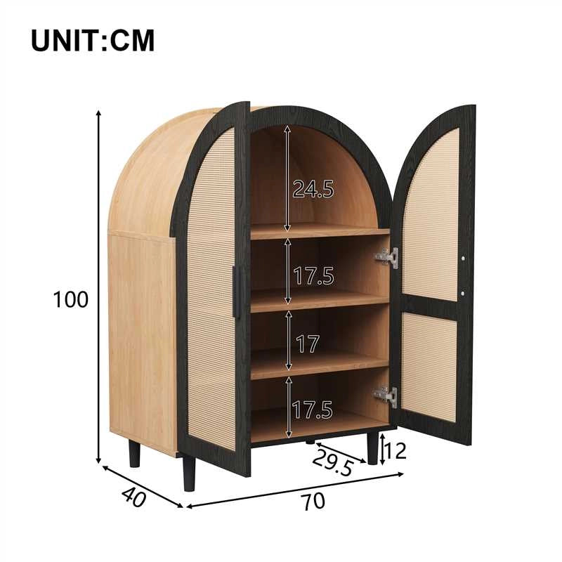 Elegante credenza/scarpiera con esterni arrotondati, ante in rattan traforato e tre ripiani.
