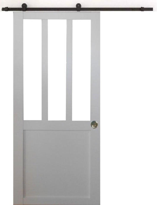 Porta scorrevole da officina rivestita di bianco con larghezza 83 + guida in acciaio nero + 2 gusci installati