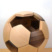 pallone da calcio in legno