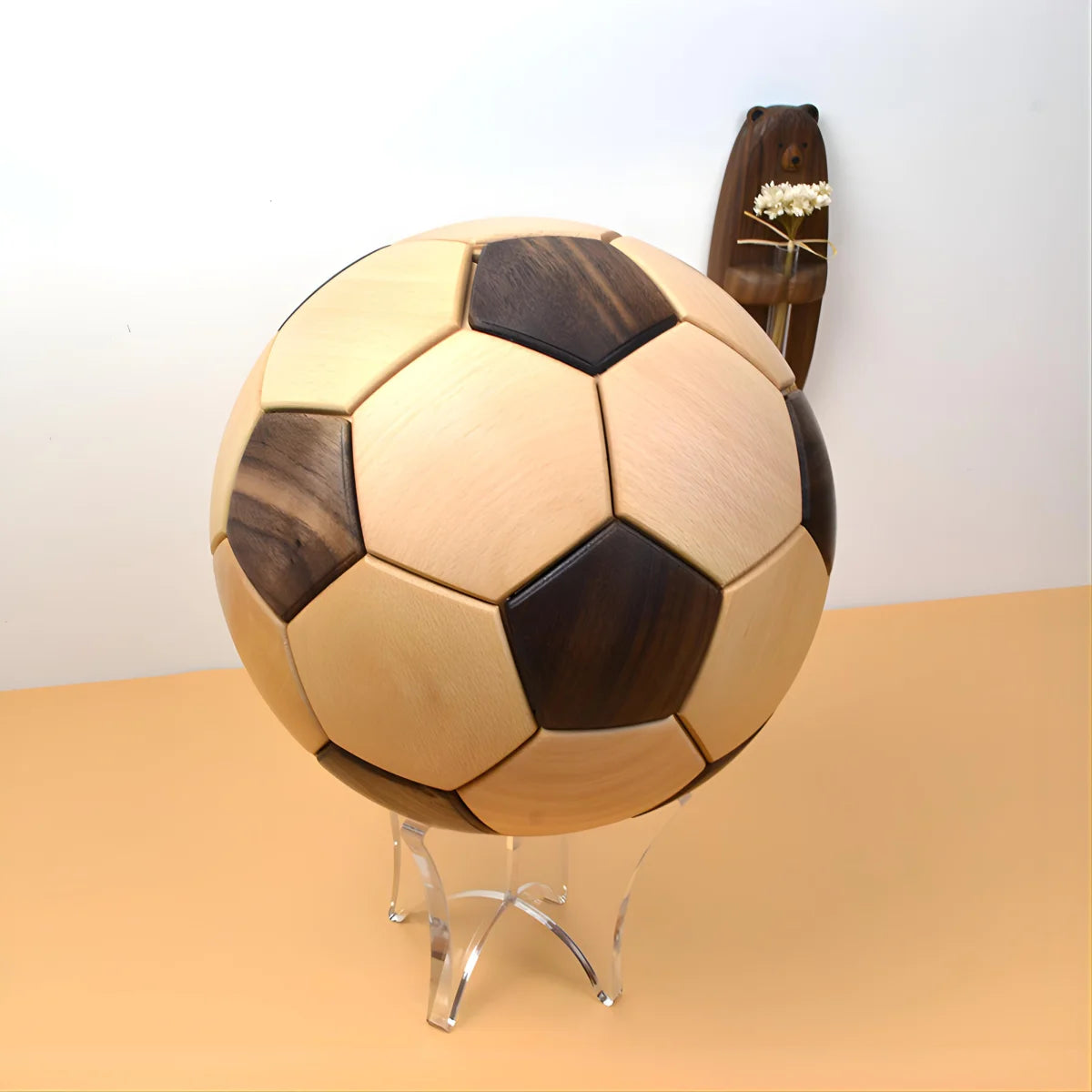 pallone da calcio in legno