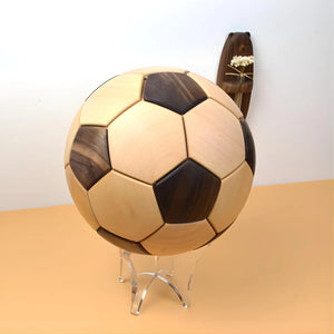pallone da calcio in legno