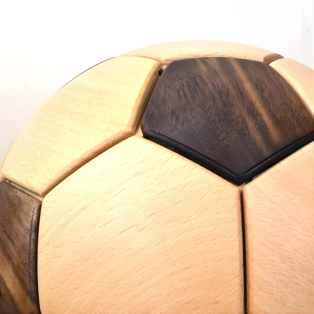 pallone da calcio in legno