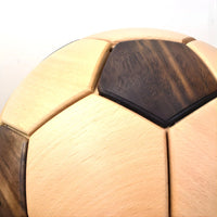 pallone da calcio in legno
