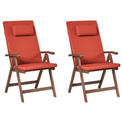 Set di 2 sedie da giardino rustiche in legno d'acacia naturale e cuscini rosso regolabili e pieghevoli per esterni con braccioli in stile rustico